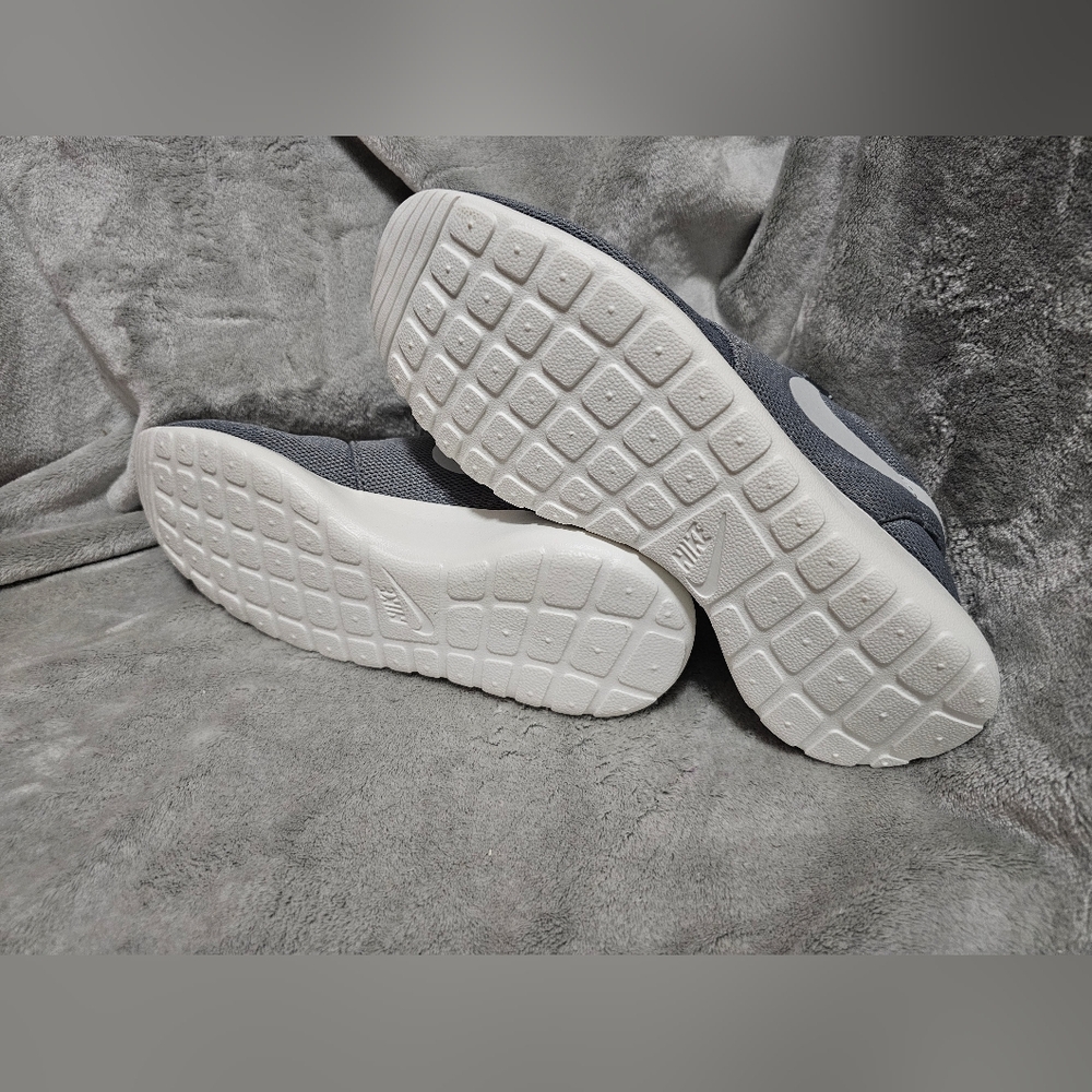 Nike Rosche One Cool Grey Pure Platinum NIB 844994 003 Womens 9 - Picture 2 of 9